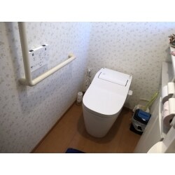 タンク付トイレからタンクレストイレに交換しました。
スタイリッシュな見た目でトイレ空間が広々としたように感じられます。
