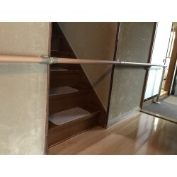 寝室からトイレへの廊下に遮断式手すりを設置しました。
福祉住環境コーディネーターより、それぞれのお客様に合ったご提案をさせていただきます。