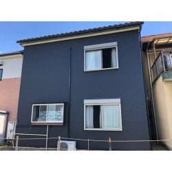 劣化の激しかった外壁をカバー工法(重ね張り)により修繕するとともに、サッシも取り替えました。
美観の向上はもちろん、耐久性・断熱性が大幅にアップし、住まいをしっかりと守ります。