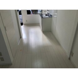 中古住宅を購入し、フルリノベーション！
陽当たりが悪いのが一番の悩みでしたが、間仕切り撤去やサッシ交換等を提案し、内装色も白を基調としたことでとても明るい空間となりました。