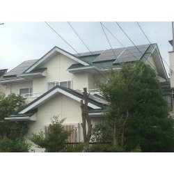 太陽光発電設備を設置するにあたり、経年劣化していた２階屋根の高圧洗浄＆塗装および下屋根の葺き替え工事を行いました。