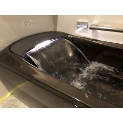 TOTO『シンラ』の肩湯＆腰湯で極上のひとときに。
調光調色システムがワンランク上のバスタイムを演出しています。