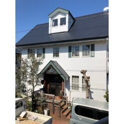 劣化していた屋根を金属屋根で葺き替えました。
屋根上に乗っていた太陽熱温水器も撤去し、現代風の素敵な外観にリフレッシュ！