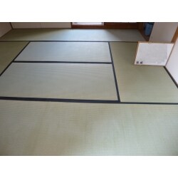 某マンション築30年以上経過各和室の畳がふわつくとの依頼
畳の下部分の補強は大丈夫・何が原因か畳がワラ床30年前はとても良いわら床の素材
今は、わら床は重たく、同じ製品では金額も高くなりそこで提案したのが、エコ畳、軽くてダニ等の心配もなく感触もソフトな感じで、とても喜んでいただけました