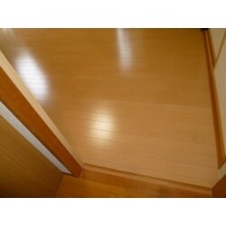 和室8帖の畳の部屋を､洋室にリフォーム
大工ならではの手さばきで1日で完了しました
畳をまくり、下地の確認･下地処理と
入居者様にご迷惑のかからないようにテキパキと作業を進めさせて頂きました