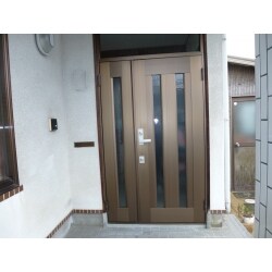 お家を建てられて30年以上経過し、この玄関から子どもが幾度ともなく出入りし、今お孫さんが今年の春から新一年生となり
新しい玄関扉で学校に送り出したいとご希望で交換しました。