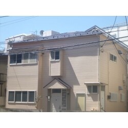 施工前の建物の状態は、経年による劣化の進行が確認されました。外壁部分のひび割れも含めて素地調整、下地作りを入念に行なう安心施行をお届けしました。

