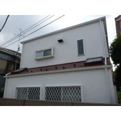 ホームページからのお問合せで工事のご依頼をいただきました。施工前の建物の状態は、経年の劣化は確認できましたが特に大きな不具合はありませんでした。
素地調整と下地作りを入念に行なった高品質施工をお届けしました。お施主様のご要望とご期待に最大限お応えしお施主様からは、大満足の評価をいただきました。
