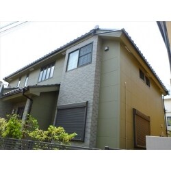 ホームページからのお問合せで工事のご依頼をいただきました。施工前の建物の状態は、経年の劣化は確認できましたが特に大きな不具合はありませんでした。
素地調整と下地作りを入念に行なった高品質施工をお届けしました。お施主様のご要望とご期待に最大限お応えしお施主様からは、大満足の評価をいただきました。
