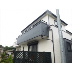 塗料の機能性効果を最大限発揮させるべく１工程１工程を塗布量・希釈率・乾燥時間をしっかり守り施工させていただきました。下地の重要性もふくめて、雨漏り対策のシーリング補修、外壁・屋根部分の目止め塗装もふくめて１２０％の施工ができたかと思います。