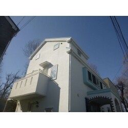 施工前の建物の状態は、経年による劣化の進行が確認されました。外壁部分のひび割れも含めて素地調整と下地処理を入念に行なう安心施工をご提案しました。