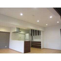 独立型のキッチンでしたが、壁をとってLDKのオープンなキッチンにしました。
内装材も全面リフォームし新築のようなお洒落で機能的なお部屋になりました。床材は柔らか味のある色を選択し、落ち着きのあるくつろげるリビングです。