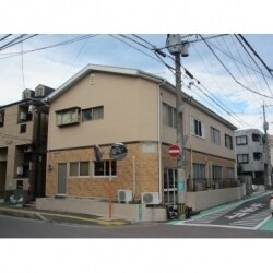 断熱サイディング工事と、庇を取り除いて窓廻りをサッシにし、外観を現代風にしました。