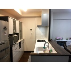 明るく機能的で開放的なキッチンに変身しました！