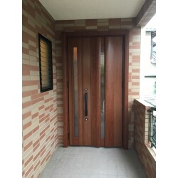 ワンデイリフォームを利用して、玄関とトイレをリフォームしました。