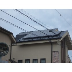 特殊な形の屋根にも対応した太陽光発電設置