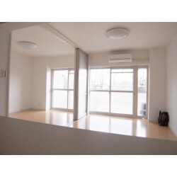 戸建を購入した為、居住していたマンションをリフォームをして賃貸にしました。
明るさを取り戻し、光溢れる住まいに生まれ変わりました。