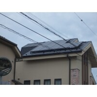 特殊な形の屋根にも対応した太陽光発電設置