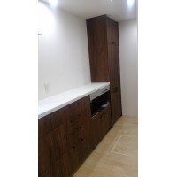 家電の配置に合わせたフルオーダーの食器棚