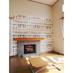リビングにある暖炉風の暖房機の後ろには、街並みが
描かれているオシャレなクロスをチョイス。