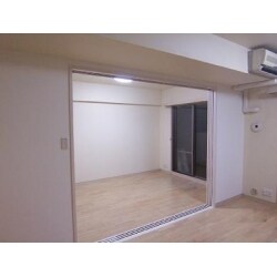 「気に入ったマンションがあるけど、壁が無ければ使いやすいのに～」そんな会話がきっかけとなり、リフォームプランを練りながらマンションの購入に至りました。
製品を選ぶポイントは「周辺の建具」との調和。お子様はまだ小さいのですが、将来自立した時の生活空間もあれこれイメージして、壁を完全に無くしてしまうのではなく「しまえる建具」収納３枚引戸(ダイケン）を採用しました。