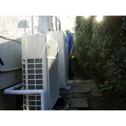 お湯を沢山ご使用されるＯ様邸。電気とガスの組合せで毎月の給湯費用が約半分になるハイブリット給湯器をご提案し、採用いただきました。ハイブリット給湯器は温水暖房機能が標準装備であることから、入浴前の寒さを解消するために浴室暖房機もご購入いただきました。ヒートショック現象をやわらげ、健康面にも安心です。　浴室暖房機の導入により、若干のガス消費量が増加しますが、それでも前年比約４割の消費量削減と、省エネに役立ちました。