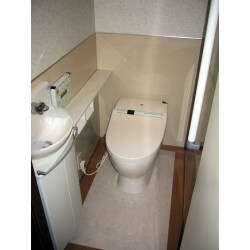 築１８年のトイレはお掃除が大変で奥様の悩みの種でした。リフォームのポイントはお手入れのし易さとエコ、そして将来を配慮したバリアフリー。便器はトイレ空間をゆったり使えるタンクレスを採用し、明るく清潔感のある快適トイレへと生まれ変わりました。