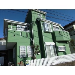 今回は屋根はガルバリウムカバー工法での葺き替え工事、外壁は断熱塗料のガイナでの施工を行いました。