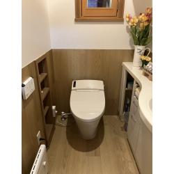 トイレの古さが気になったら、“設備だけ”じゃなく“内装も一緒に”が満足度アップ。
床・壁のトーンを整えるだけで、空間は見違えるほどきれいに見えます。
更に明るく上品な印象へとリフレッシュしました。