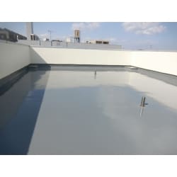 腰壁の塗装と屋上の再防水。