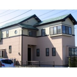外壁の塗装仕上げと屋根塗装をご提案いたしました。耐用年数は約10～12年、弾性塗材のため微細なひび割れに強く高い防水性能を発揮します。