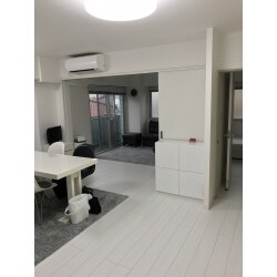 壁をなくして三部屋を広いひと続きの部屋に
