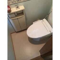 既存のトイレが水漏れしたので、最新のトイレへ交換と共に内装もリフォーム！
