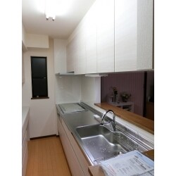 白を基調として、以前のキッチンからガラリとイメチェン