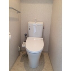見た目はシンプルですが、綺麗が続く、お手入れ簡単な工夫がいっぱいのトイレです。