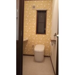 タンクレスですっきり！クロスを貼り替えて内装も一新。
 背面だけのクロスが良い感じのアクセントになりました。
