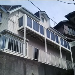 床が劣化してきていたベランダを綺麗にリフォームいたしました。