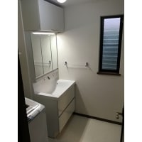 白く清潔感のあるスタイリッシュな洗面・脱衣室