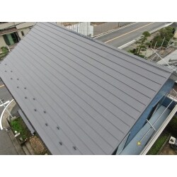 断熱材一体型の金属屋根と換気棟の取付けで丈夫さと暑さ対策まで行いました。
