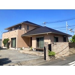 窯業系笠木からアルミ笠木へ交換し、吹き付け塗装で奥行きのある高い意匠性を実現しました