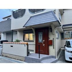家の前の道路から玄関ドアを開けるまでの間に介在するスペースを玄関ポーチと呼びます。都市部の住宅地などではそのスペースを大きくとれないので少々窮屈になってしまう場合があります。この度ブロック塀に囲われた玄関ポーチをストレスなく使いやすく出入りしやすいエントランス空間にするためのリフォーム工事を行いました。