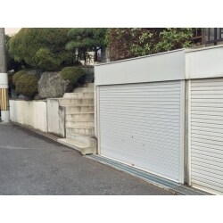 錆だらけで壊れかけのシャッターを交換しました。ついでに入口側溝がずれたり下がったりで、グレーチングが、まともにはまらなかったので、そちらの改修も追加でさせていただきました。