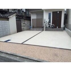 新築住宅の外構工事です。コンクリート金鏝押えの土間にセラミック舗装材を塗りました。