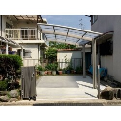 連棟のテラスハウスのエクステリアリニューアル工事を行いました。
ガレージ屋根と玄関ポーチの門扉と門柱のリフォームです。ガレージは地面が土のままで、雨の日はぬかるむので厚手の化繊のシートを敷いていました。