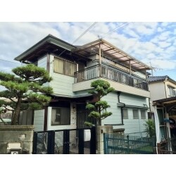 屋根葺き替え、壁塗り替え、樋新調など出来る限りの外装リフレッシュ工事を行いました。
