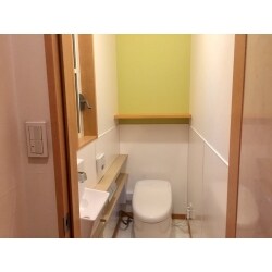 TOTOワンデーリモデルシリーズのシステムトイレでリフォームしました。内装は腰高まで化粧パネルを貼りました。
