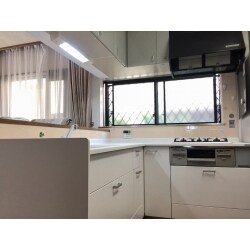 各所壊れた箇所もあり、ビルトイン機器類も古くなってきたので、キッチン下台のみの入れ替えをすることになりました。