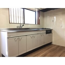 流し台は３０年以上使ってこられたタカラのホーロキッチンでした。とても綺麗に使用されていてもったいないほどでした。かなり前からキッチンの排水の詰まりで漏水が生じていてだんだんひどくなりその影響で床のフローリング材が腐食していました。それでこのたび床と配管類の改修を行い、それに伴い流し台も新しく入れ替えることになりました。いろんなところでリフォームをしていていつも感心するのは古くなったホーローキッチンの丈夫さです。今回も裏と底面に多少サビがまわっている程度で、本体には特に大きな傷みはありませんでした。どちらかというと流し台本体よりも、配管類や設置場所の内装材などの劣化の方が多いように思われます。
