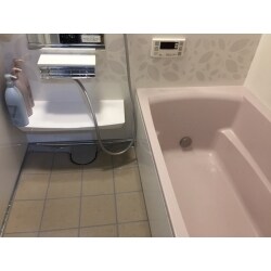 以前からご相談を受けていて原因は把握していたのですが、今回その不具合解消ということでお風呂と洗面脱衣所のリフォームを行うことになりました。お風呂は在来工法（タイル貼り）の仕様ですが、浴室廻りの防水層が切れていて洗い場で使った水や、浴槽から放出した水が漏れだして、隣接する玄関と洗面脱衣所の床下に常に溜まったままになっていました。これを解決するためにシステムバスを設置することになりました。