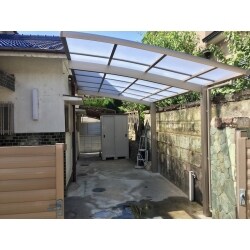 アルミ製、ポリカーボネート、クリヤマットのカーポート屋根設置と奥の方にスチール製ヨド物置を設置。